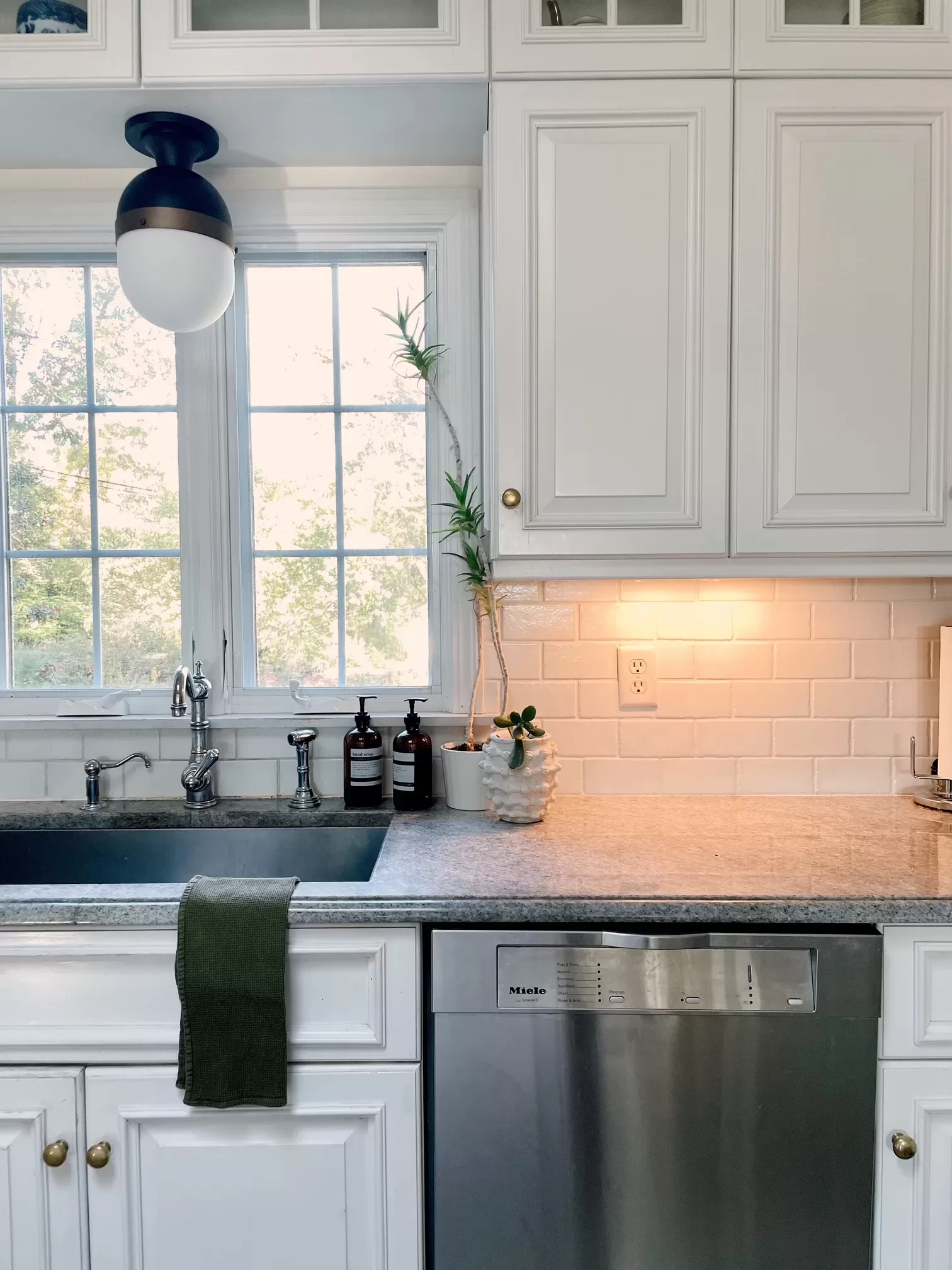 How to Choose Under-Cabinet Lighting, Plus the Best Under-Cabinet Lights